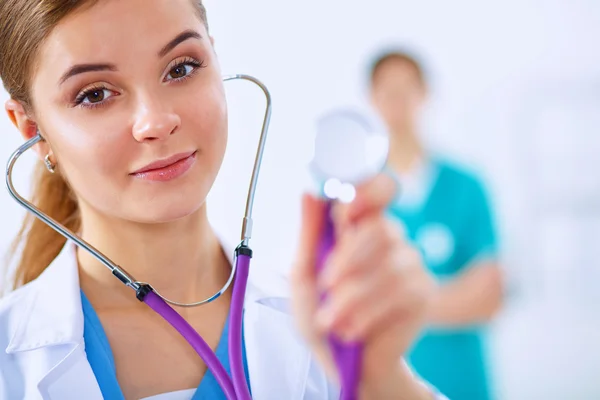 Ženský doktor se stetoskopem poslouchá — Stock fotografie