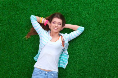 Güzel genç kadın başının arkasında elele