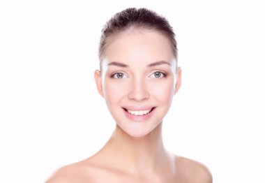 Güzel genç kadın yüzünün yakın portresi. Beyaz arkaplanda izole.