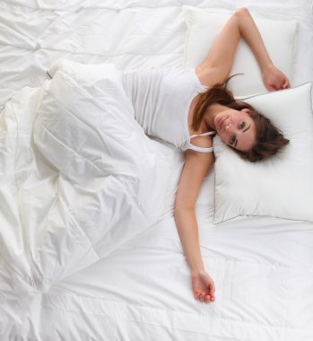 Güzel kız yatakta yatarken yatak odasında, uyuyor