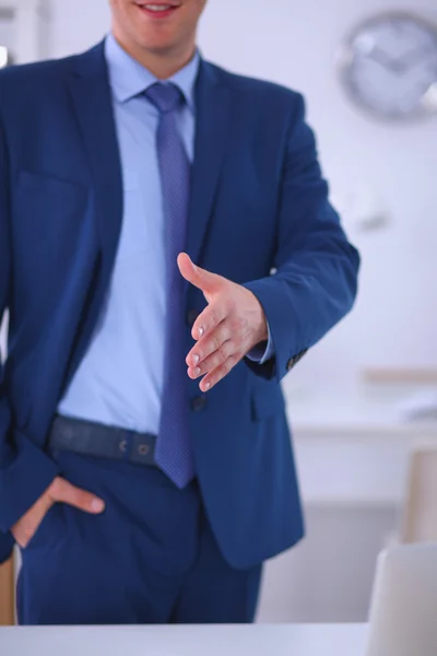 Conceito de negócios e escritório - homem de negócios bonito com a mão aberta pronta para aperto de mão — Fotografia de Stock