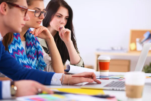 Jonge zakenmensen die op kantoor aan een nieuw project werken — Stockfoto