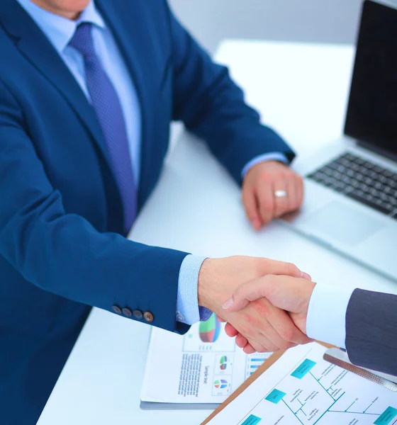 Zakenmensen schudden elkaar de hand, ronden een vergadering af — Stockfoto