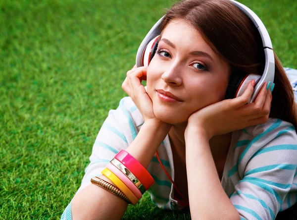 Mulher ouvindo a música — Fotografia de Stock