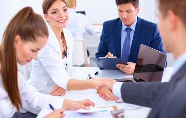 Zakenmensen schudden elkaar de hand, ronden een vergadering af — Stockfoto