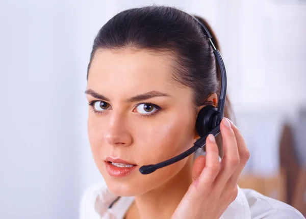 Retrato de primer plano de un agente de servicio al cliente sentado en la oficina — Foto de Stock