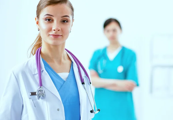 Kobieta lekarz stojący ze stetoskopem w szpitalu — Zdjęcie stockowe