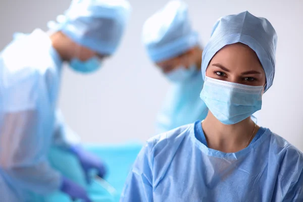 Teamchirurg aan het werk in de operatiekamer. — Stockfoto