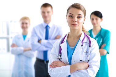 Kadın doktor hastanede steteskopla dikiliyor.