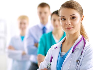 Kadın doktor hastanede steteskopla dikiliyor.