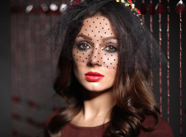 güzel genç kadın yüz portresi. koyu arka plan üzerinde izole