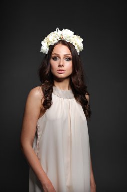 saçında çiçekler ile güzel bir kadın portresi. moda