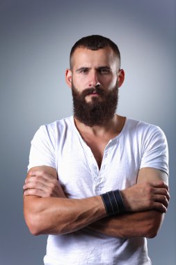 gri arka plan üzerinde izole yakışıklı sakallı adam portresi