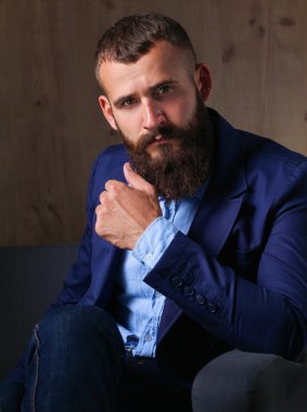 sofa ofis lobisinde oturan işadamı