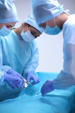 Takım cerrahı ameliyatta.