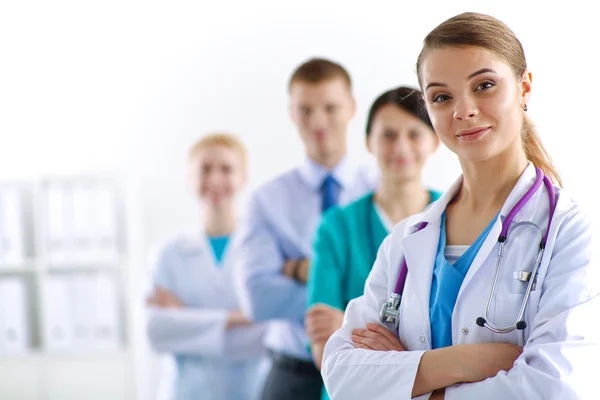 Kvinde læge stående med stetoskop på hospitalet - Stock-foto