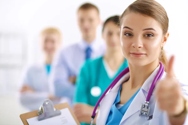 Jovem médico feliz mostrando polegares para cima — Fotografia de Stock