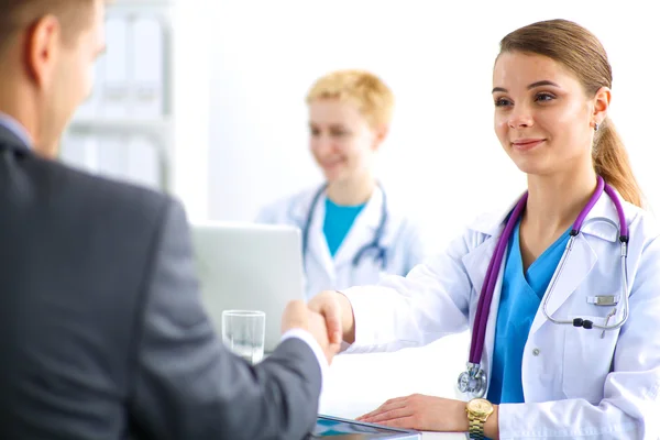 Médecin et patient isolé sur fond blanc — Photo