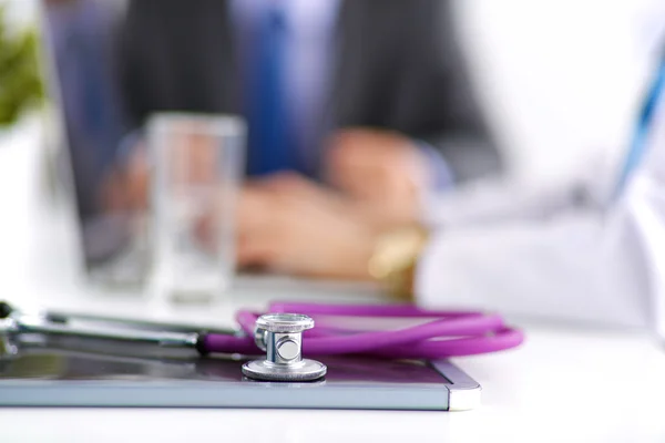 Ärzteteam sitzt in modernem Krankenhaus am Tisch — Stockfoto