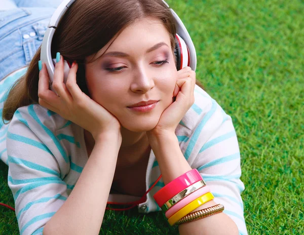 Νεαρή γυναίκα που ακούει μουσική — Φωτογραφία Αρχείου