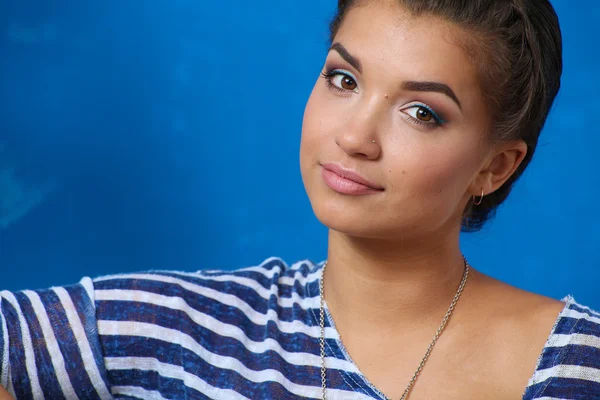 Portret van vrouwelijke schilder zittend op de vloer na schilderij — Stockfoto