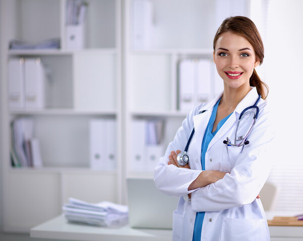 Медицинская команда, сидящая за столом в современной больнице