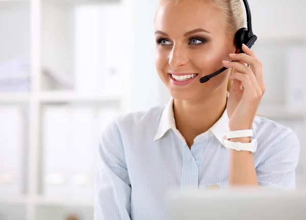 Retrato de un agente de servicio al cliente sentado en la oficina — Foto de Stock