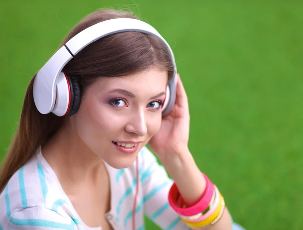 Jeune femme à l'écoute de la musique — Photo