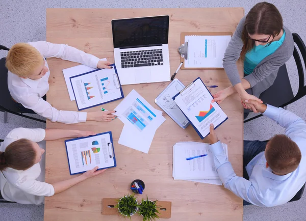 Geschäftsleute sitzen und diskutieren bei Geschäftstreffen — Stockfoto