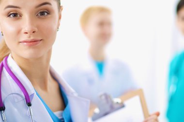 Kadın doktor hastanede steteskopla dikiliyor.