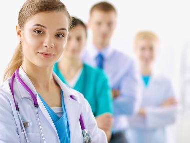 Kadın doktor hastanede steteskopla dikiliyor.