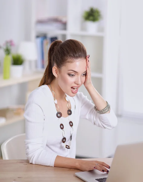 Mujer de negocios estresada sentada en el escritorio —  Fotos de Stock