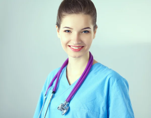 Retrato de una joven doctora de pie en el hospital —  Fotos de Stock