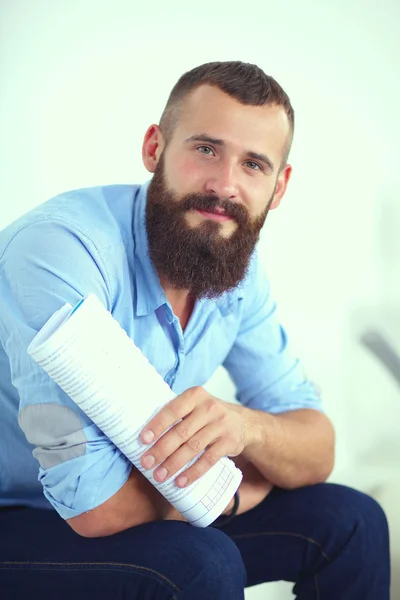 Ung affärsman sitter på stol med bok i office — Stockfoto