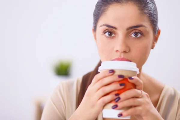 Hermosa mujer de negocios disfrutando del café en la oficina brillante —  Fotos de Stock