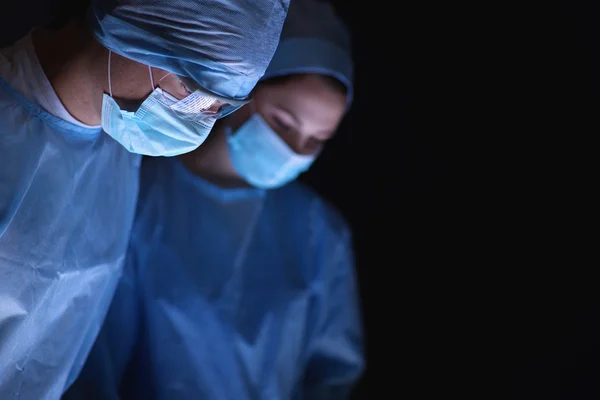 Chirurg zespołowy w pracy operacyjnej — Zdjęcie stockowe