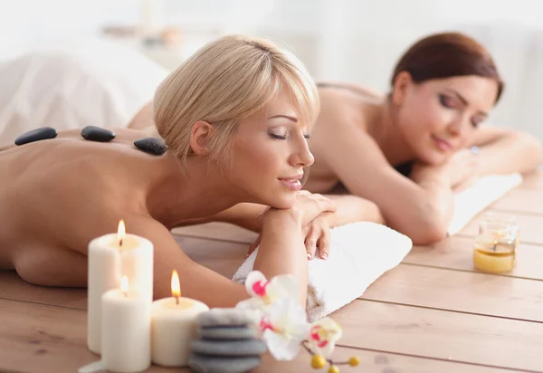 Duas jovens mulheres bonitas relaxando e desfrutando no centro de spa — Fotografia de Stock