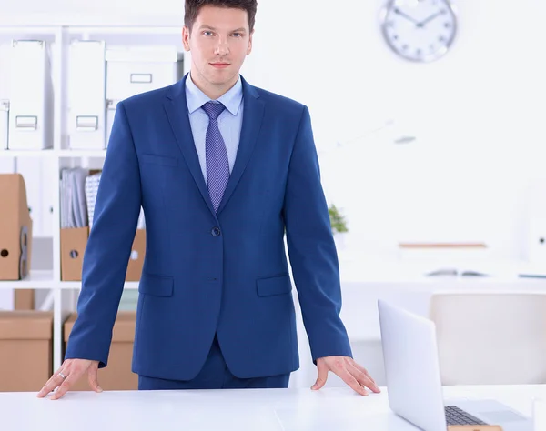 Geschäftsmann oder Manager vor seinem Schreibtisch im Büro — Stockfoto