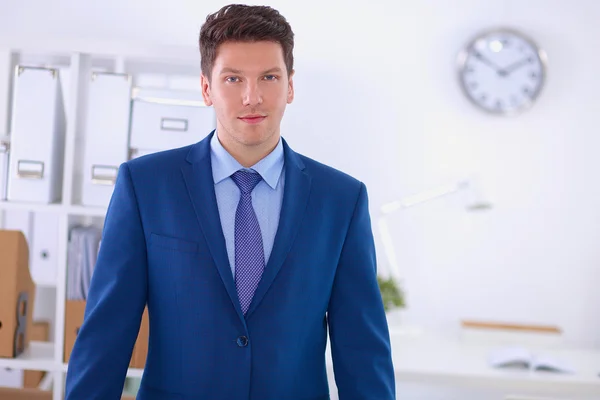 Geschäftsmann oder Manager vor seinem Schreibtisch im Büro — Stockfoto