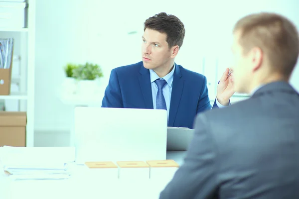 Homme d'affaires ou directeur debout contre son bureau au bureau — Photo