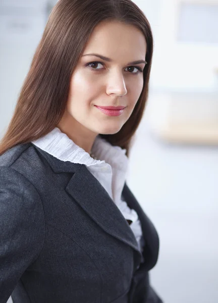 Empresária atraente sentada no escritório — Fotografia de Stock