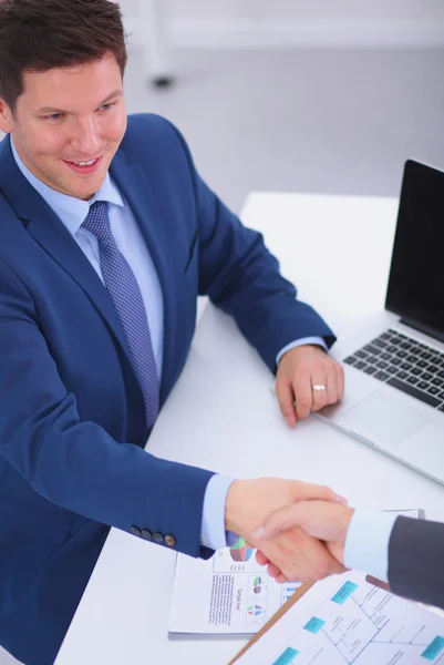 Gente de negocios dándose la mano, terminando una reunión — Foto de Stock