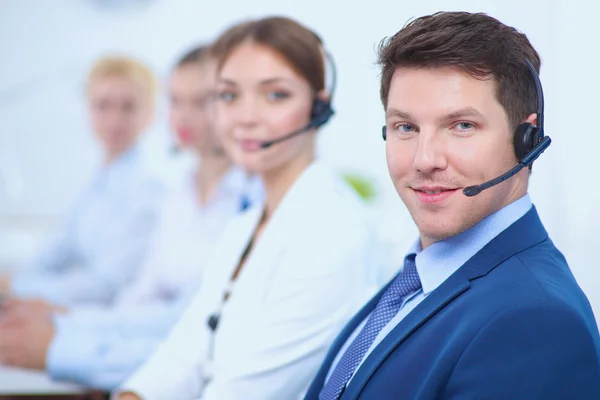 Atractivos jóvenes empresarios y colegas positivos en una oficina de call center — Foto de Stock