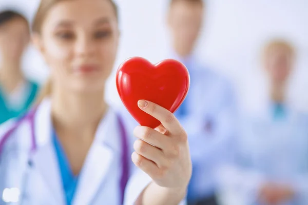 Kobieta-lekarz ze stetoskopem trzymającym serce — Zdjęcie stockowe