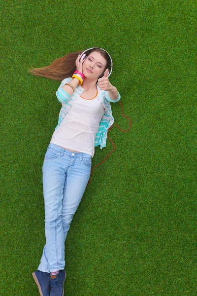 Mujer joven escuchando la música — Foto de Stock