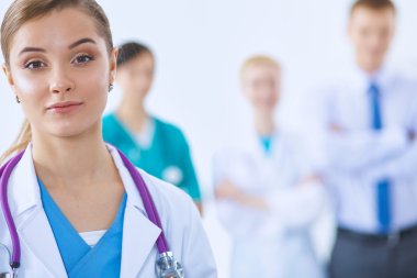 Kadın doktor hastanede steteskopla dikiliyor.