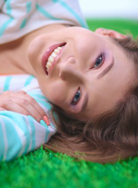 Güzel genç kadın başının arkasında elele