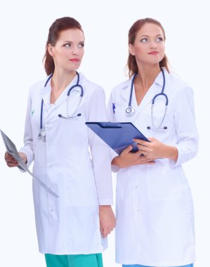 Röntgen filmini izleyen iki kadın hemşire.