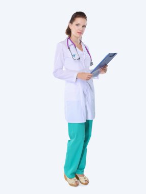 Hastanede üniformalı, gülümseyen bir kadın doktor.