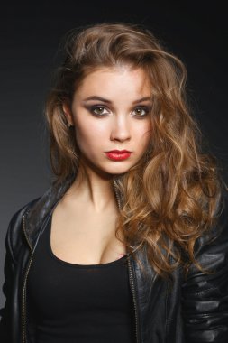 güzel genç kadın yüz portresi. koyu arka plan üzerinde izole